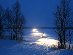 Finnland-Winterreise-Schneemobil-Fahren