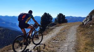 mountainbike-tour-mit-bergpanorama
