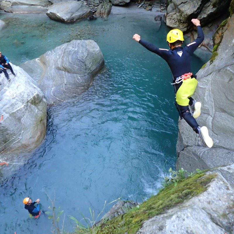 Wassersprung Canyoning Abenteuerreise Erwachsene und Kinder