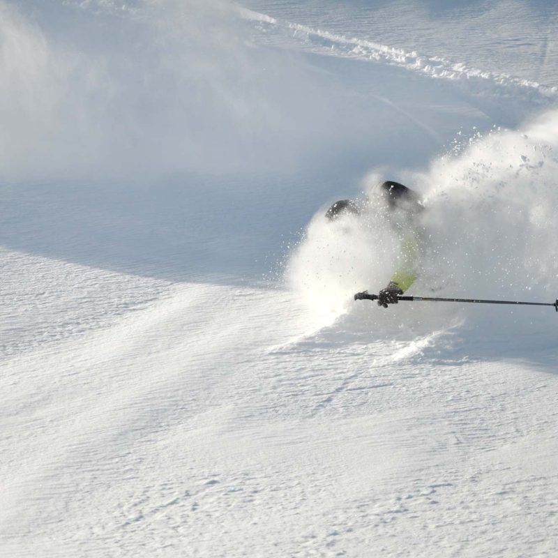 Heliskiing-Heliboarding Tiefschnee Ski und unberührte Tiefschneehänge