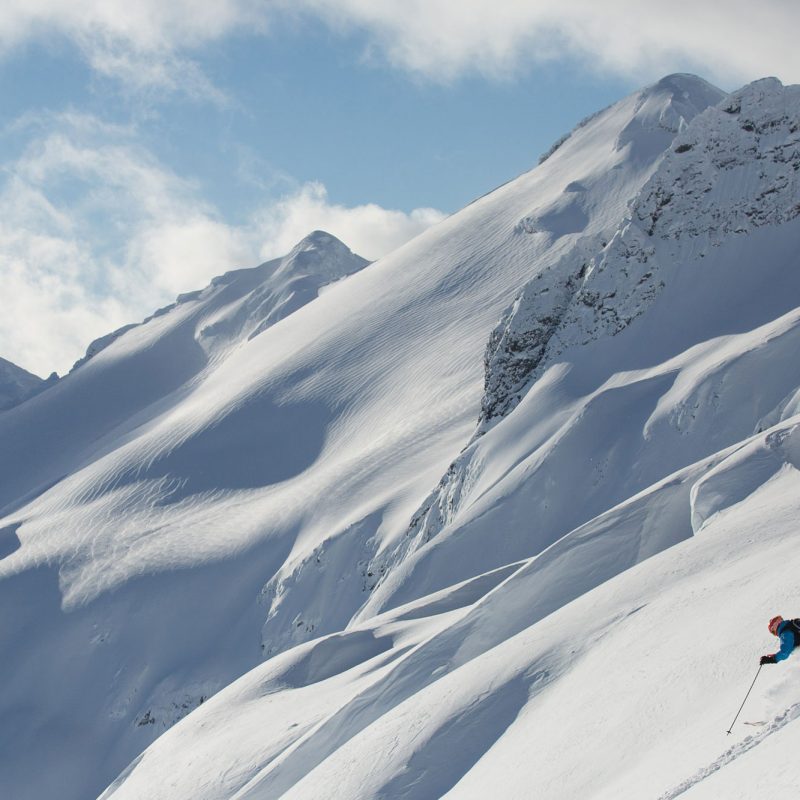 eliskiing-Heliboarding Tiefschnee Ski beste Bedingungen und unberührte Tiefschneehänge