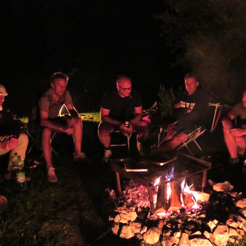 Am Lagerfeuer beim Outdoor Übernachten bei deiner geführten Abenteuerreise